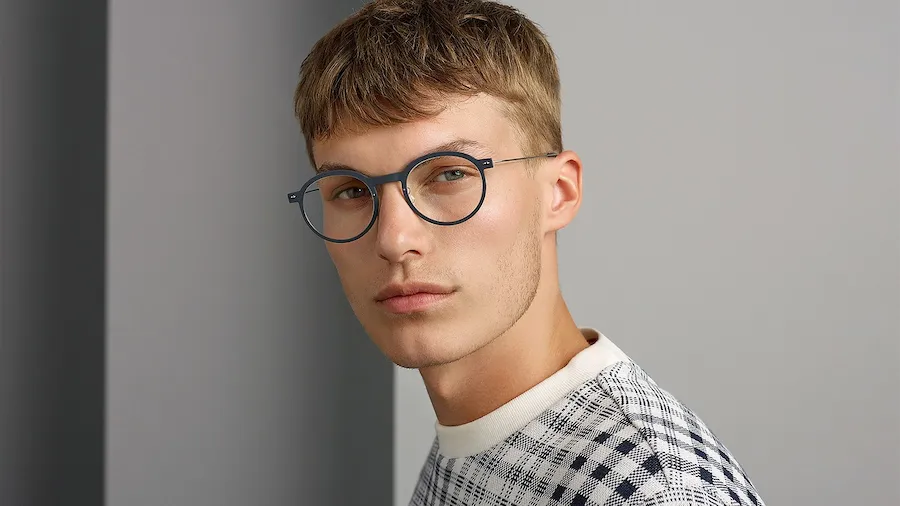 Hombre posando con gafas graduadas