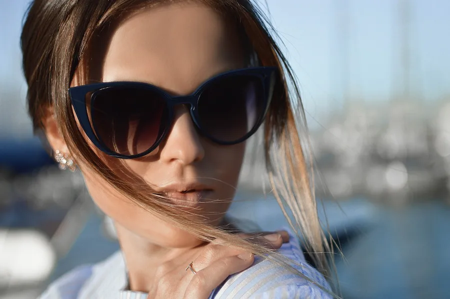 Mujer posando con gafas de sol